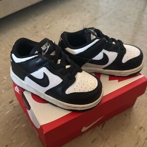 Gently used toddler Nike dunks (Pandas) 6c
